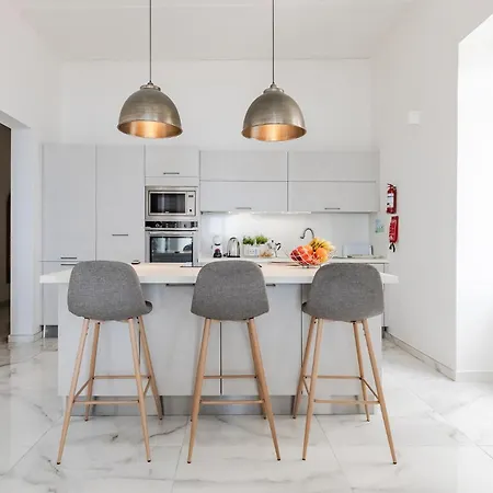 Bright 3br With Sea Views In By Buena Vista Sliema