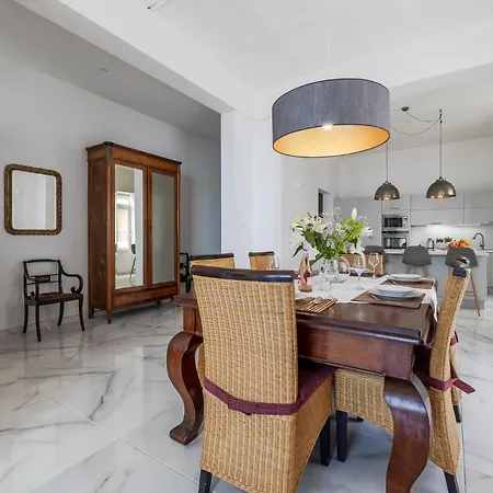 Bright 3br With Sea Views In *