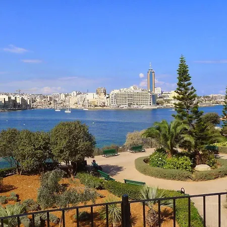 Bright 3br With Sea Views In Apartment *
