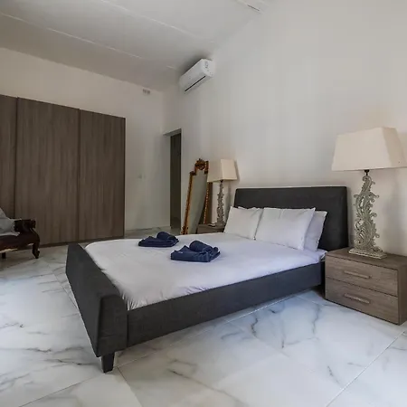 Apartment Bright 3br With Sea Views In *