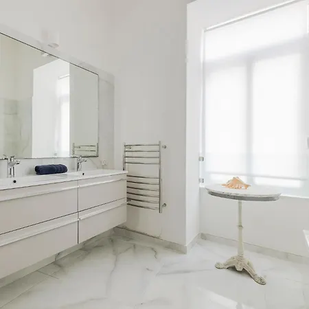 Bright 3br With Sea Views In By Buena Vista * Sliema