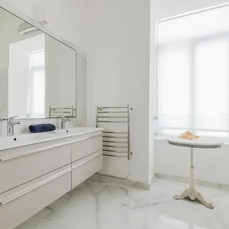 Bright 3br With Sea Views In Apartment
