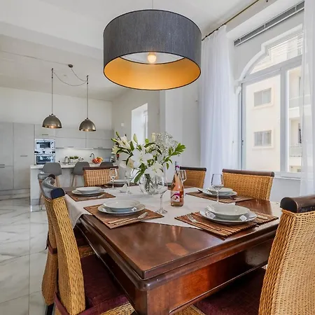 Bright 3br With Sea Views In